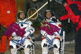 神舟六号返回视频,震撼瞬间，揭秘太空之旅