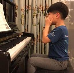 小孩练琴视频,小琴童练琴瞬间捕捉